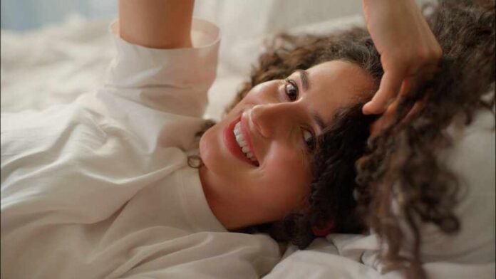 Beautiful,Woman,In,Bedroom,Relaxing,Morning,Wake,Up,In,Bed