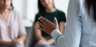 Speaker gesturing during a small group discussion